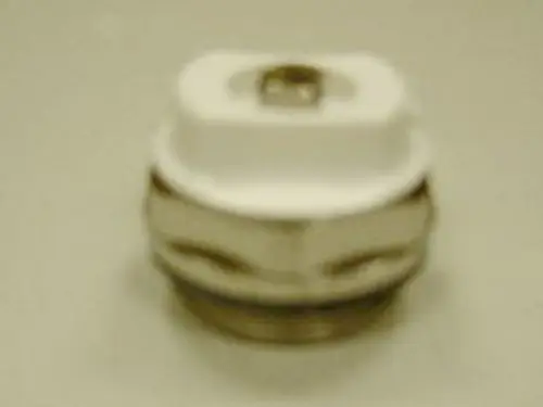 Handentlüfter mit einem weißen Oberteil und metallischem Gewinde von Remeha. Das Produkt ist zur Luftentfernung in Heizsystemen konzipiert.